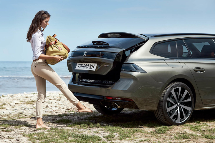 電動テールゲートは、「GTライン」と「GT」グレードに標準装備。レバーを引くだけで簡単に後席背もたれを倒せる、ワンタッチフラット機能も備えている。