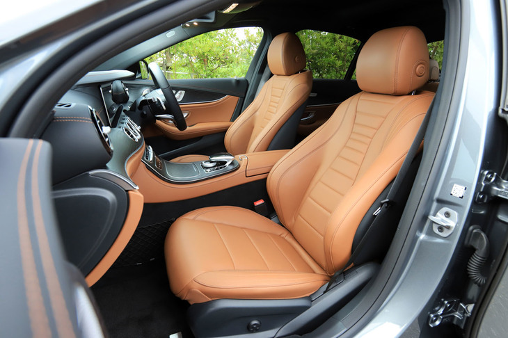 シート表皮には上質なナッパレザーを採用。現行型「Eクラス」では、前席にメモリー機能付きの電動調整機構や電動ランバーサポート、シートヒーターが標準装備される。
