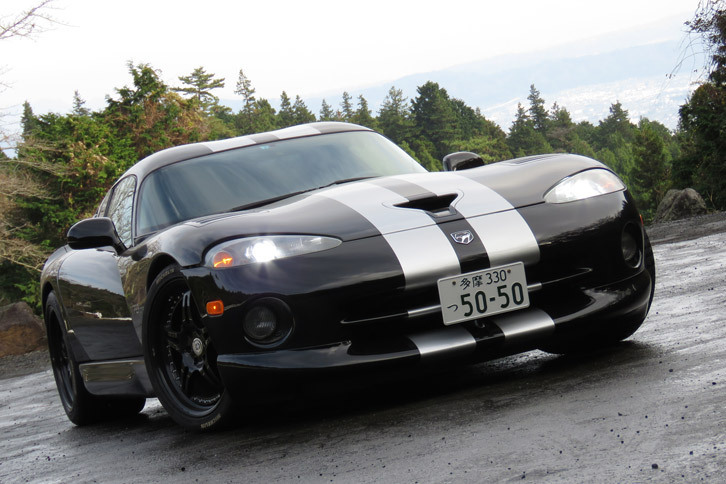 黒いボディーにシルバーのダブルストライプといういでたちのわが「ダッジ・バイパー」。映画で言えば、どう考えても悪役である。