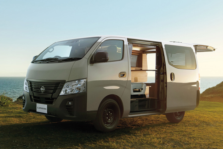 2024年8月に発売された「日産キャラバンMYROOM」は、車中泊を含むアウトドアユースを視野に入れた特装車。「自分のお気に入りの部屋ごと自然のなかに持ち込んで、リラックス（憩うこと）ができるクルマ」をコンセプトに開発された。