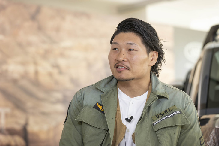 新たにランドローバーのブランド大使に就任したラグビープレーヤーの稲垣啓太選手。