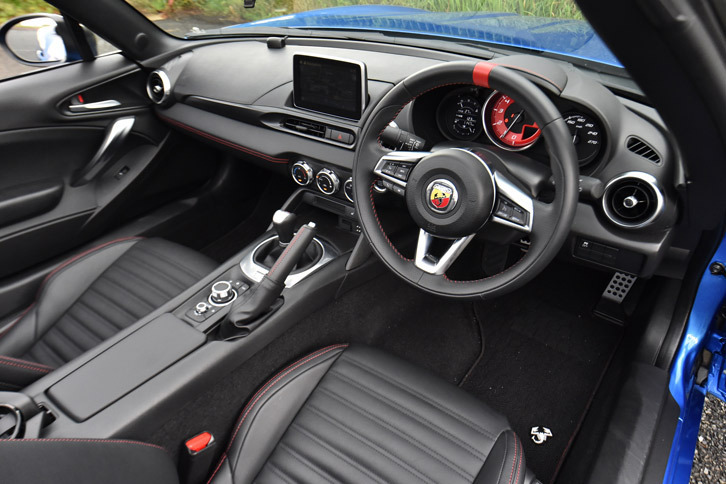 インストゥルメントパネルまわりの意匠は「ロードスター」とほぼ共通だが、メーターやアバルトエンブレム付きのステアリングホイールなどは「アバルト124スパイダー」独自の装備となる。