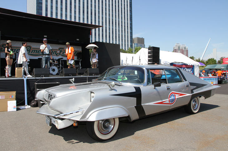 ステージで行われた、カーショーの受賞車両の表彰式。紹介されているのは、クライスラーの最高級車だった1958年「インペリアル」をベースにした、特撮TVドラマ『ウルトラセブン』の劇用車である「ポインター号」のレプリカ。改造車の規制が現在よりずっと厳しかった1992年に苦労して公認を取得、以来オーナー氏が26年にわたって維持し続けている。