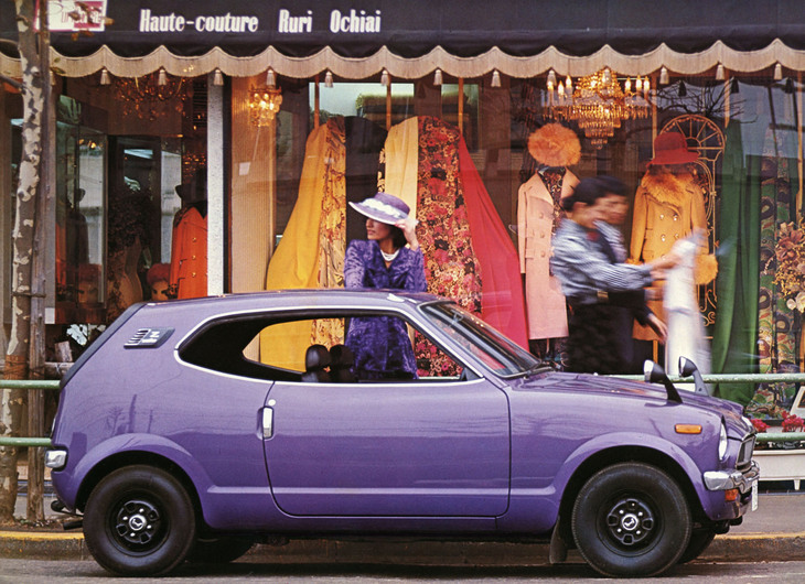 「ホンダZハードトップ」のカタログより、パープルのボディーカラーに合わせた服装の女性をあしらったファッショナブルなカット。スポーティーさよりもオシャレなイメージを前面に押し出すようになった。