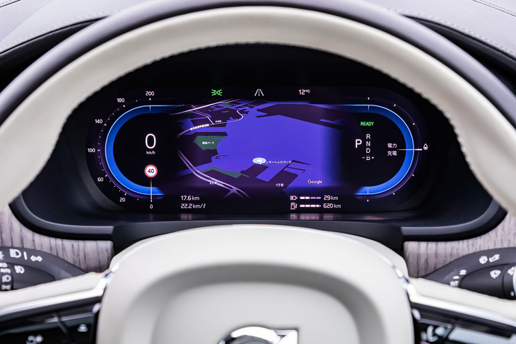 ドライバーインフォメーションディスプレイと呼ばれる12.3インチサイズの液晶メーター。速度計の外周に数字が入り、リング状のグラフ表示が太くなるなどのアップデートが行われている。ディスプレイの表示は「Calm」と「Navi」の2つのデザインから選択できる。