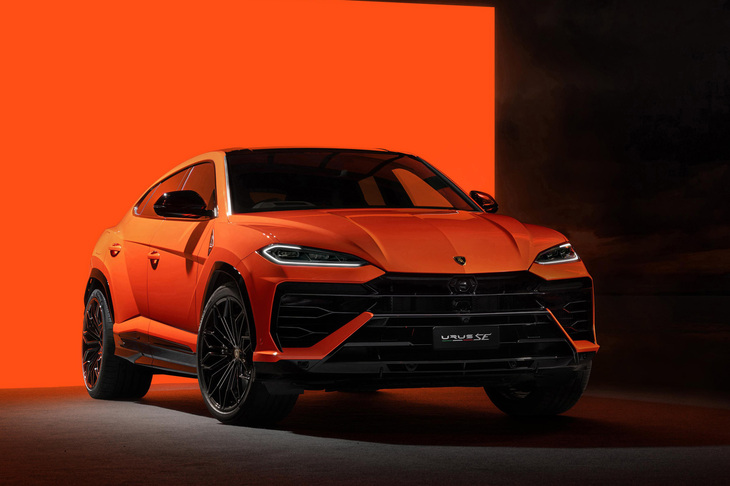 スーパーSUVたる「ウルス」のPHEVバージョン「ウルスSE」。最高出力620PSの4リッターV8ツインターボエンジンにモーターを内蔵した8段ATを組み合わせる。