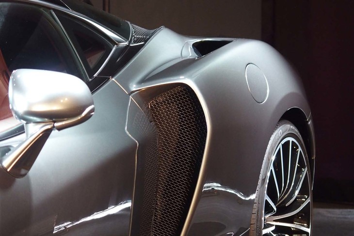 有機的なデザインを採用する「720S」などとは異なり、リアフェンダーに大型のエアインテークを備える「GT」。エクステリアデザインは、先に登場した3座ミドシップモデルの「スピードテール」の流れをくむものだとマクラーレンは説明している。