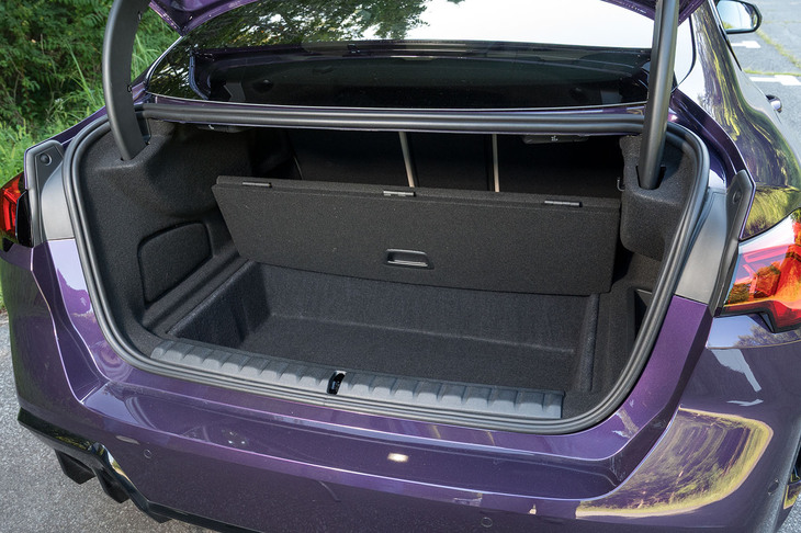 その代わりフロアボードの下には大きな樹脂ボックスが備わっている。これはこれで使い勝手がよさそうだ。