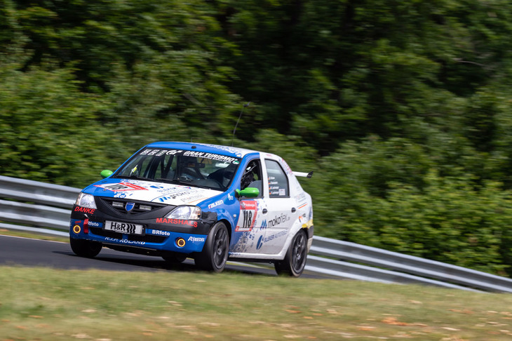 観客からの声援が一番大きかった「ダチア・ロガン」。右から左から抜かれまくりながらも必死に走る姿は、感動的ですらありました。