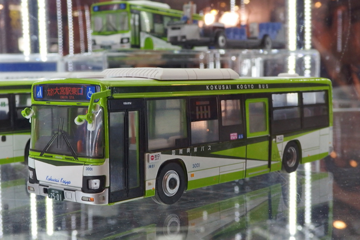 トミカヴィンテージリミテッドNEOの1/64「いすゞ・エルガLV290 国際興業」。1/64スケールでも、路線バスとなるとかなり大きい。室内も作り込まれている。発売時期、価格ともに未定。