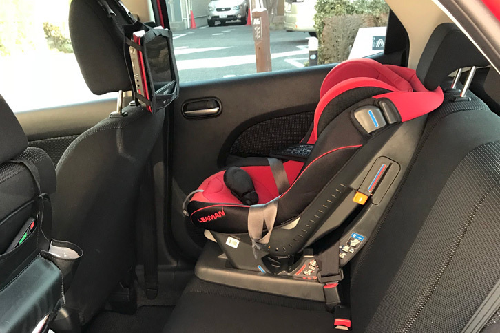 後席には息子用のチャイルドシートが備え付けられている。