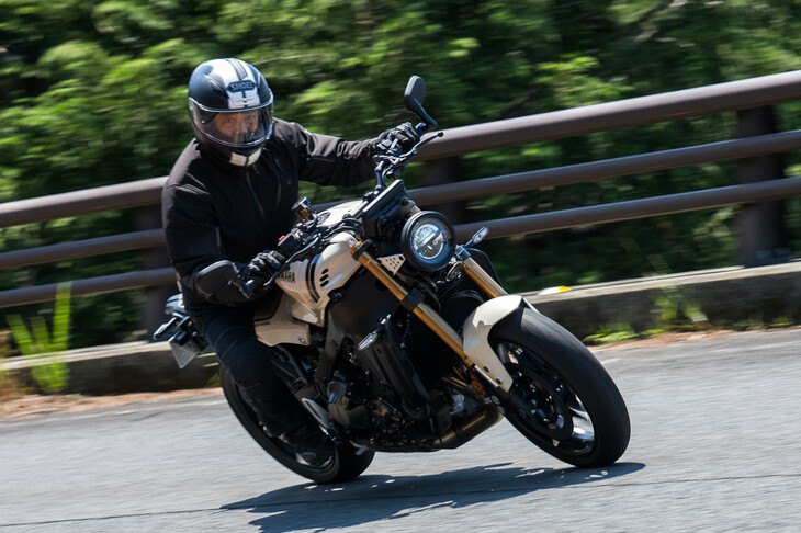 リアサスペンションの変更にともない、リンク機構の設計や倒立フロントフォークの設定も変更。トラクションフィールやハンドリング特性の改善が図られた。