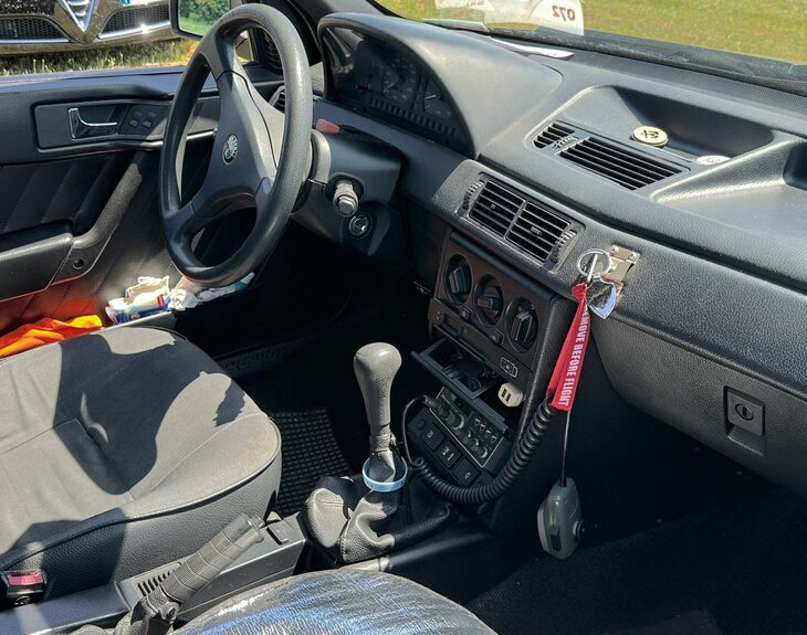 運転席まわりでは、灰皿の下段に無線装置、回転灯やサイレンの操作スイッチが備わる。