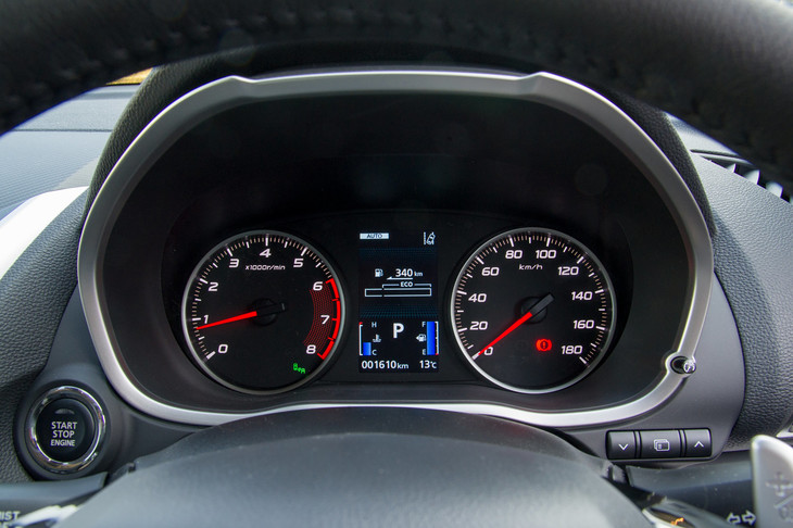 メーターはアナログの2眼式。中央部にはカラー液晶のマルチインフォメーションディスプレイが装備されている。