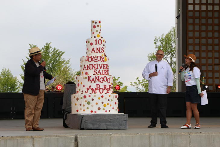 フランス菓子の名店であるピエール・エルメ・パリから、10周年を祝う特大ケーキのプレゼント。ケーキは展示用だったが、飾りつけのマカロンには本物を使用しているそう。実はピエール・エルメ・パリも今年で20周年を迎えた。