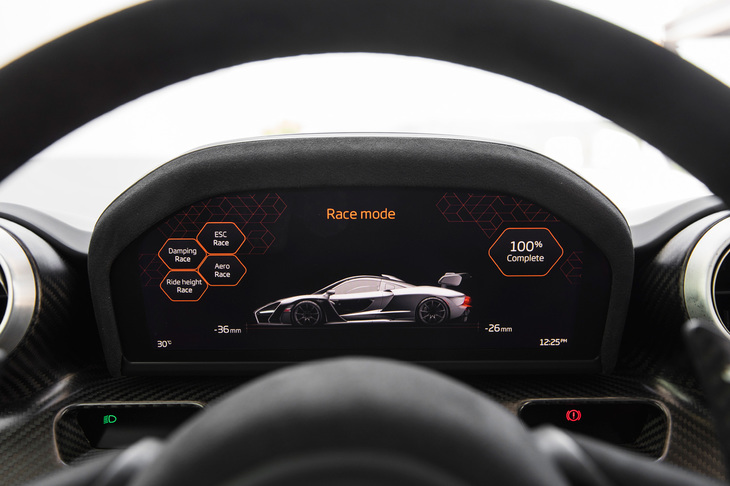 レースモードを選択すると、サスペンションの特性と可動式エアロパーツの制御が切り替わるだけでなく、車高もフロントで39mm、リアで30ｍｍダウンする。