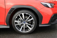 新型「WRX S4」のホイールハウスにはSUVのような樹脂パーツが装着される。その表面は六角形を多数並べた“空力テクスチャー”となっており、周囲の空気の流れを適切に整える。なお、ホイールおよびタイヤのサイズは全車18インチとなっている。