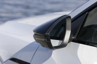 今回はアウディ ジャパン主催の試乗会での取材だったが、並んでいた試乗車はすべてコンベンショナルなドアミラーだった。「e-tron」の国内導入時は「バーチャルエクステリアミラー」推しだったはずだが、より現実的な選択ということかもしれない。