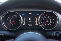 メーターパネルは2眼式。中央には液晶のマルチインフォメーションディスプレイがレイアウトされる。