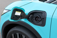 バッテリーは出力150kWまでの急速充電に対応。寒冷地オプションのバッテリーヒーターや上述の事前昇温機能を活用すれば、寒冷地でも標準温度相当の充電能力が発揮される。