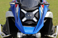 X字型のレイアウトが目を引くLED マトリックスヘッドライト。ハイビームとロービームを統合したプロジェクターユニットと、デイタイムランニングランプおよびコーナリングランプ用の、4つのLEDユニットで構成される。