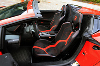 バックレストが固定式となるバケットシートは、オプションのアイテム。カーボン製のシェルを採用し、軽量化に貢献している。ソフトトップのオープン化は17秒で完了。50km/hまでなら、走行中も操作が可能だ。