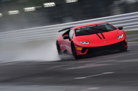 公道とサーキットで究極のパフォーマンスを発揮するのが「ペルフォルマンテ」の目標。ALAと呼ばれる可変空力システムが投入されている。