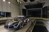 Sakuraの風洞は2種類ある。写真は車体前方に向けられた「ノズル」と呼ばれる送風口から風を吹き付ける「オープンジェット」形態のもので、再現できる最高速は200km/h。もうひとつは、周囲の壁や天井が車体の流線に合わせて変形し、測定誤差を減らすことができる「アダプティブ・ウォール」式で、こちらは最高288km/hまでのテストが可能という。車体下のムービングベルトは、車高の低いレーシングカーに適した「シングルベルト」。同じ栃木県にあるホンダの「ものづくりセンター」には、市販車がテストしやすいようにベルトを分けた「5ベルト」があり、適宜使い分けている。