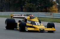 1977年のイギリスGPを走る、ジャン＝ピエール・ジャブイーユの駆る「ルノーRS01」。ターボチャージャーを搭載した初のF1マシンだった。