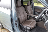 渋いブラウンのヴァーネスカレザーのカラーリングは「モカ」。標準装備はアルカンターラとヴェガンザ（ビーガンレザー）のコンビ表皮だが、追加費用なしで選べるオプションだ。