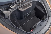 フロントにも荷物の積載スペースが確保される。こちらの容量は150リッター。