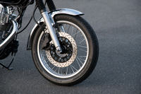 フロントには、かつてのドラム式よりも機能的な、油圧式のシングルディスクブレーキ（直径298mm）が装着される。