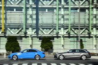 今回の試乗では、4WDのセダン「A4 45 TFSIクワトロSライン」（写真左）とFFのワゴン「A4アバント35 TFSIアドバンスト」（同右）という、タイプの異なる2種類のA4を連れ出した。