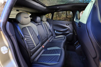 後席はコンベンショナルな3名乗車式。標準装備のガラスルーフは後席のヘッドルーム付近まで及んでおり、シェードを開けると大きな開放感が得られる。