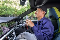 シートをなるべく前に出して眠気をガマンするという方法も聞いたことがある。体をリラックスさせないためだろうが、これは結構危ない方法かも。