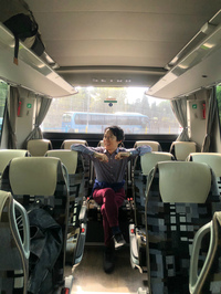 ローマには時刻表より早く到着したため、30分以上の停車時間が。持参した弁当を食べたあと、後部でくつろぐ筆者。