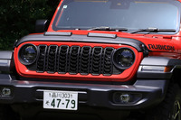 今回の改良ではフロントマスクのデザインを変更。「アンリミテッド スポーツ」と「アンリミテッド ルビコン」（写真）ではニュートラルグレーメタリックの、「アンリミテッド サハラ」ではプラチナシルバーのグリルサラウンドが採用された。