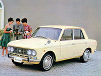 ピニンファリーナデザインをまとって1963年に登場した2代目「ダットサン・ブルーバード」（410型）。写真は1964年のマイナーチェンジ以降の女性仕様車「ファンシーデラックス」。