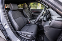 インテリアは、ブラックを基調とするスポーツテイストのカラーコーディネートが印象的。フロントにはラックススエードとファブリックで仕立てられたレッドのステッチ入り専用コンビシートが装備される。