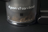 掃除を終えた「Dyson V7 Car＋Boat」の本体。透明なパーツが使われているため、集めたゴミの量や質が外側からもよくわかる。