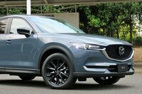 「CX-5」のフロントまわりは、前端にいくにつれ低く抑えられていくボンネットのRで、“タメ”を表現。ボンネットからフロントフェンダーの上を通り、ドアパネルへと回り込むキャラクターラインも躍動的だ。