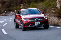 試乗車にはオプションの「AMGライン」が装着されていた。19サイズのタイヤ＆ホイールや「エアボディーコントロールサスペンション」と呼ばれるエアスプリングと電子制御ダンパーが、セットで組み込まれる。