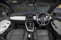 刷新された水平基調のインストゥルメントパネル。ダッシュボードやドアパネルなどはソフトパッドで覆われており、質感は高い。試乗車の「インテンス テックパック」を含め、レザーステアリングとステアリングヒーターが全グレードに標準装備されている。