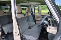 シートはレザー調素材とキルティング入りのウール調素材でアウトドア志向の仕上がり。先代やライバル車よりも着座位置を高く設定している。