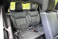 オプションで用意される3列目シート。2列目シートとの間には851mmのレッグルームが確保されている。