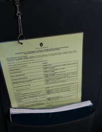 シートバックポケットにおさめられたタクシーの料金表。2016年3月現在、トリノでは、基本3.5ユーロ（約420円）＋1kmまでの距離料金1.44ユーロ（約170円）＝4.94ユーロ（約590円）が、事実上の初乗り運賃。