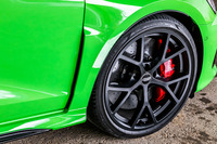 フロント側が太くリア側が細い、前後異サイズのタイヤが採用されるのも「RS 3」の特徴。今回の試乗車は、前265/30ZR19、後ろ245/35ZR19サイズの「ピレリPゼロ」タイヤを装着していた。