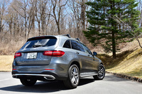「GLC220d 4MATICスポーツ（本革仕様）」のリアビュー。