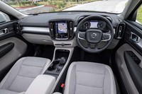現在の各ボルボ車で採用されているインテリアデザインイメージを「XC40」でも踏襲。残念ながら、特徴的なエンジンのスタータースイッチは一般的なプッシュスイッチに変更されている。