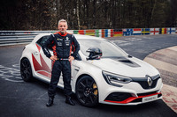 これまでの記録は「ルノー・メガーヌR.S.トロフィーR」が2019年5月にマークした7分45秒389だった。こちらはリアシートのみならず、後輪操舵まで取り払う徹底した軽量化を実施していた。